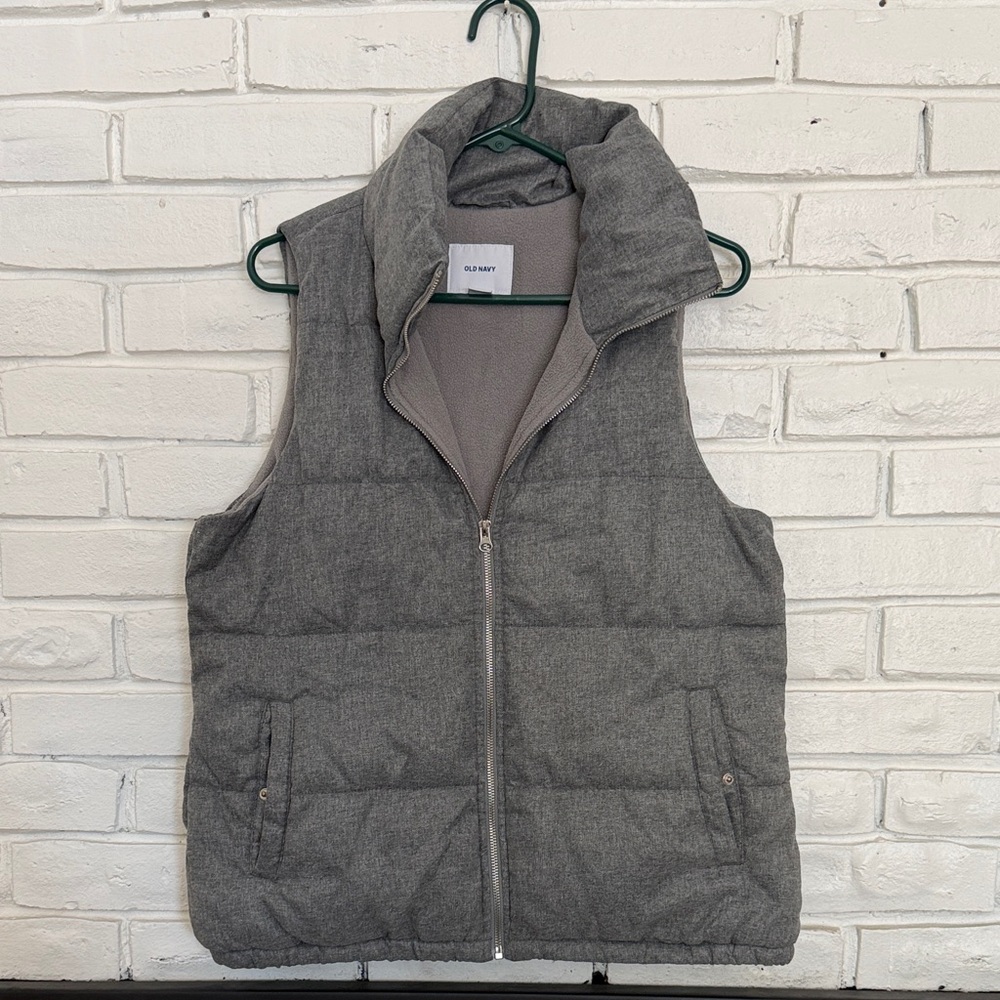 Old Navy women’s medium grey Quilted Vest with fleece lining. Size Medium
